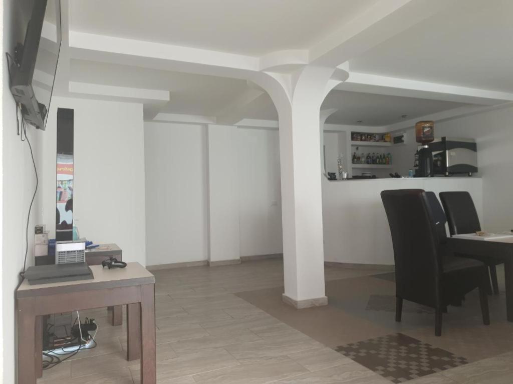 Hotel La Zinculescu Albestii Paminteni Esterno foto